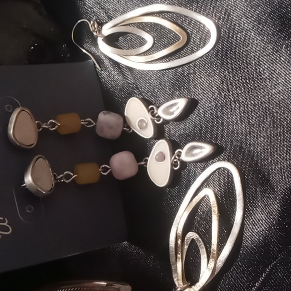 Universal thread earrings and a stamped braided cuff bracelet. Lot Of 3 - Picture 4 of 7